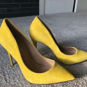 Canary yellow suede Steve Madden pumps🌼